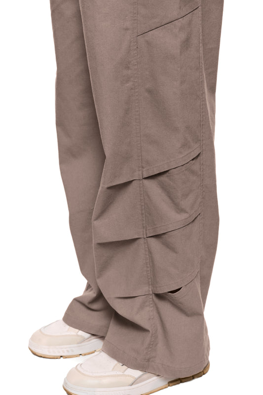 Leinen-Gills-Hose mit elastischem Bund, französischen Taschen, Kiemenoptik-Seitenschlitzen und Logo-Stickerei. Lockerer Unisex-Schnitt, pflegeleichtes, atmungsaktives Gewebe.