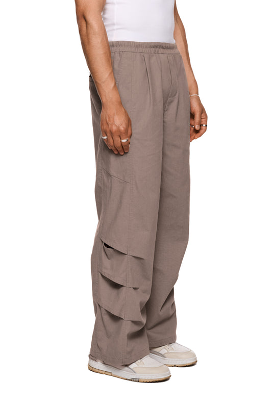 Linen Gills Dress Pants mit lockerer Passform, elastischem Bund und Kordeln, französischen Taschen, Bundfalten, seitlichen Lufteinlässen und Logo-Stickerei. Unisex-Design.