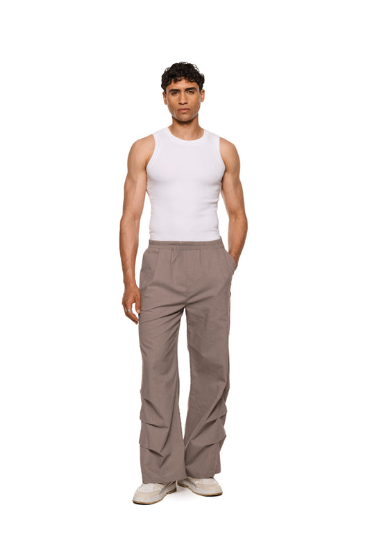 Leichte, atmungsaktive Leinenhose mit elastischem Bund, Kordeln, französischen Taschen und Kiemenoptik-Seitenschlitzen, lockere Unisex-Passform.