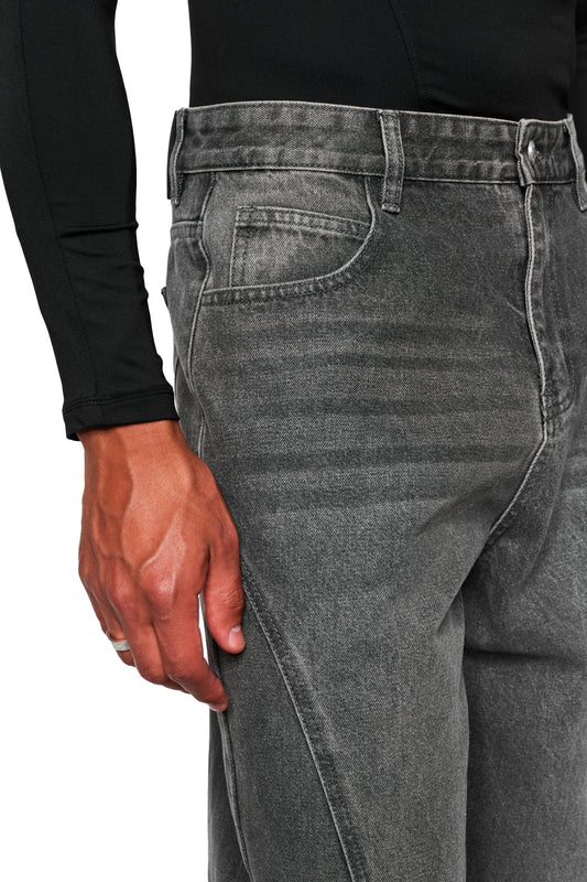 Nahaufnahme der CC Core Denim Pants Washed Gray, getragen von einer Person, zeigt Vordertasche, Gürtelschlaufen und Nahtdetails mit Hand locker an der Seite.