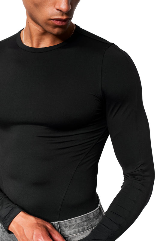Person trägt das CC Core Slim Fit Longsleeve Black, figurbetont und komfortabel, kombiniert mit hellgrauer Jeans, perfekt für vielseitige Looks im OLAKALA-Stil.