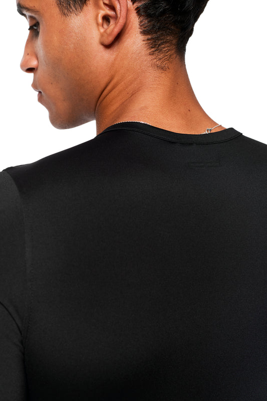Junger Mann trägt das CC Core Slim Fit Longsleeve Black mit silberner Kette. Das Shirt zeigt glatte, anschmiegsame Stretch-Qualität für optimalen Tragekomfort.