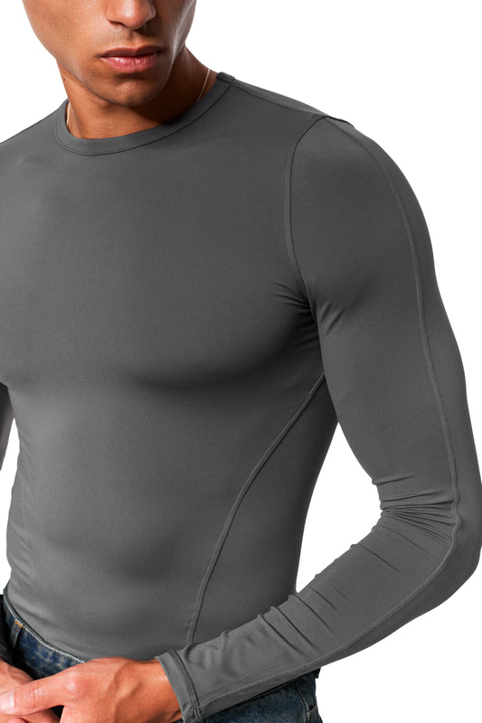Männertorso in CC Core Slim Fit Longsleeve Gray, figurbetont mit speziellen Seiten- und Ärmelnähten für Komfort, kombiniert mit Jeans.