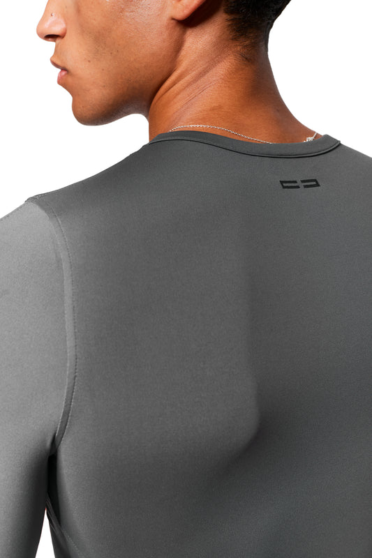 Person trägt das CC Core Slim Fit Longsleeve Gray mit engem Schnitt und schwarzem Logo am Nacken, kombiniert mit einer silbernen Halskette.