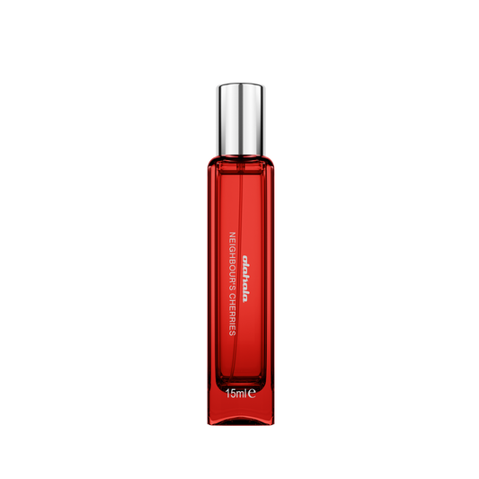 Neighbour's Cherries Extrait de Parfum Flasche, Nahaufnahme, luxuriöser Duft mit Kirsch- und Safrannoten, präsentiert im offiziellen OLAKALA® Onlineshop.