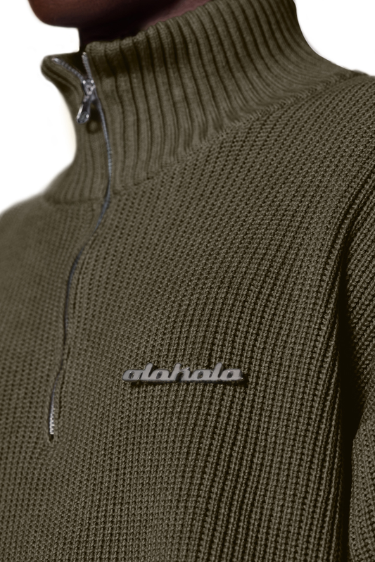 Strickpullover CC Knit Halfzip Khaki mit Zipper und OLAKALA Pin, zeigt verschiedene Strickmuster und eine oversized Passform, unisex Design.