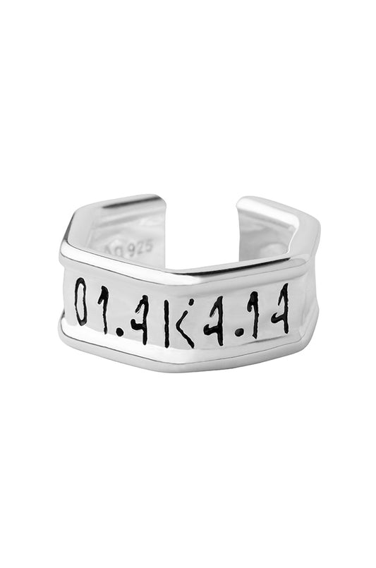 Toast-Clip Earcuff Silver in sechseckiger Form mit eingraviertem Logo, offen und anpassbar durch Biegung, erinnert an einen Brotverschluss.