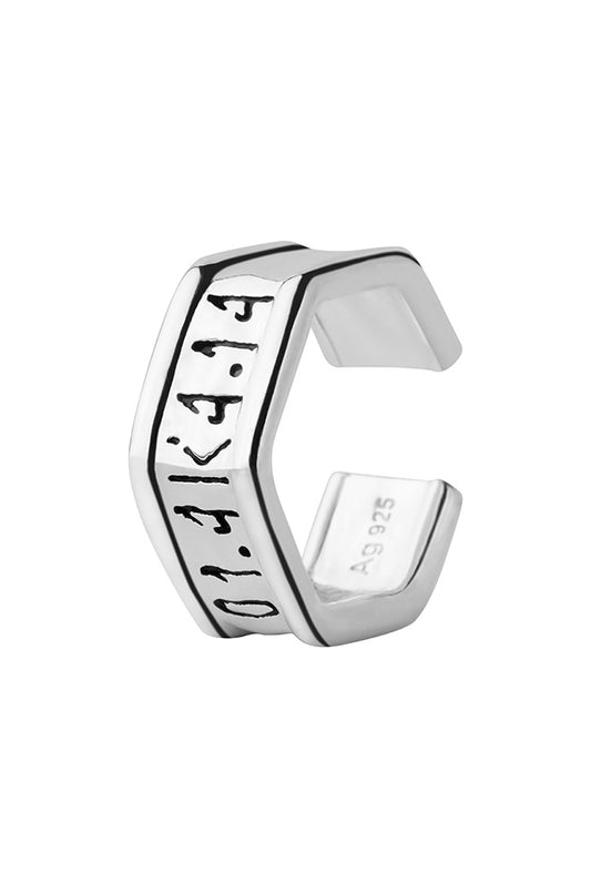 Toast-Clip Earcuff Silver in sechseckiger Form, ähnelt einem Brotverschluss, mit eingraviertem Logo und offener, anpassbarer Rückseite.