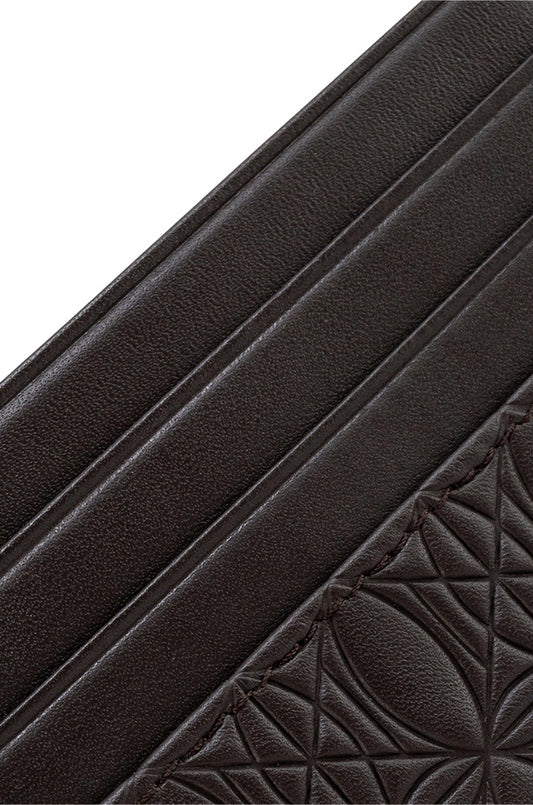 Nahaufnahme des CC Leather Monogramm Cardholders Brown mit drei Kartenfächern, eingraviertem OLA KALA Monogramm und Metalllogo auf Lederoberfläche. Maße: 10,5cm x 8cm.