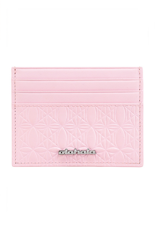 CC Leather Monogramm Cardholder Pink mit eingraviertem OLA KALA Monogramm und Metalllogo, Vorder- und Rückseite mit je drei Kartenfächern, Maße: 10,5cm x 8cm.