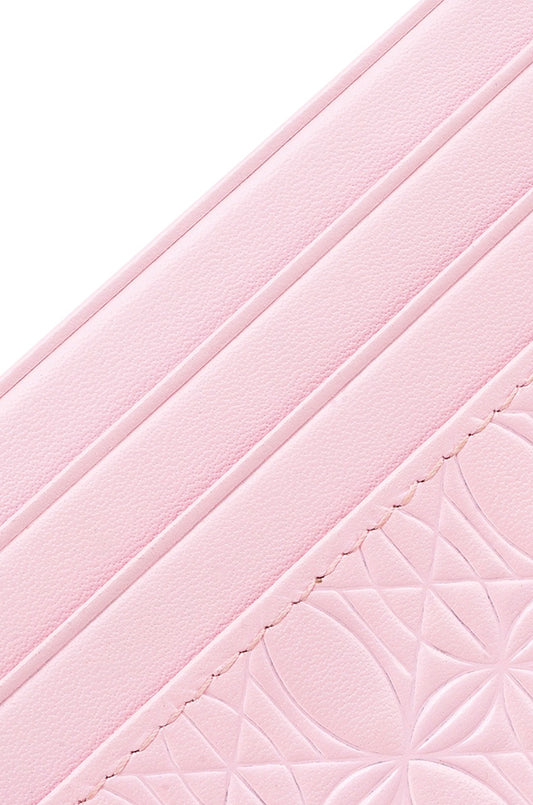 Nahaufnahme des CC Leather Monogramm Cardholders Pink von OLAKALA mit drei Kartenfächern und eingraviertem OLA KALA Monogramm-Logo.