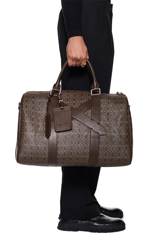 Person holds the CC Weekender Bag Brown with detachable shoulder strap and OLA KALA metal zipper, presented in the official OLAKALA® online store.