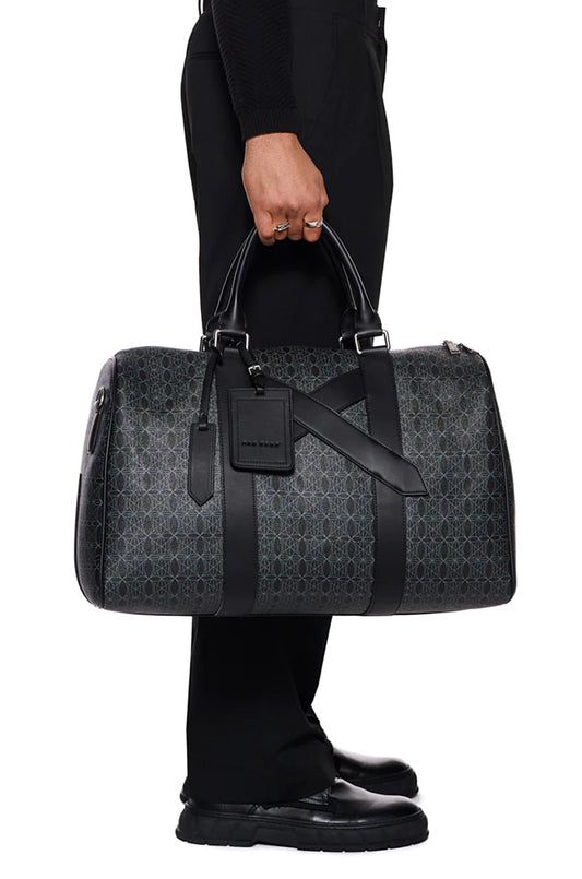 Person hält die CC Black Weekender Bag mit abnehmbarem Schulterriemen und OLAKALA Metallreißverschluss, passend für Reisen oder tägliche Nutzung.