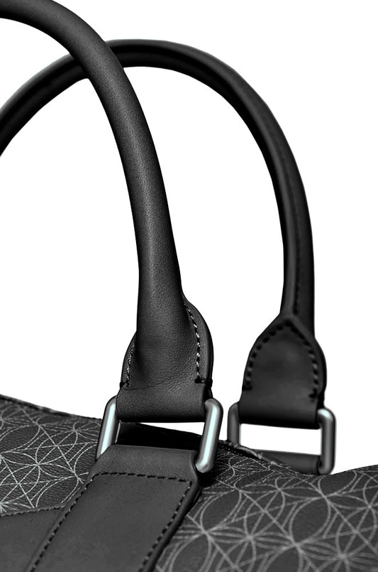 CC Black Weekender Bag in Nahaufnahme mit abnehmbarem, verstellbarem Schulterriemen und OLAKALA Metallreißverschluss, ideal für stilvolle Reisen.