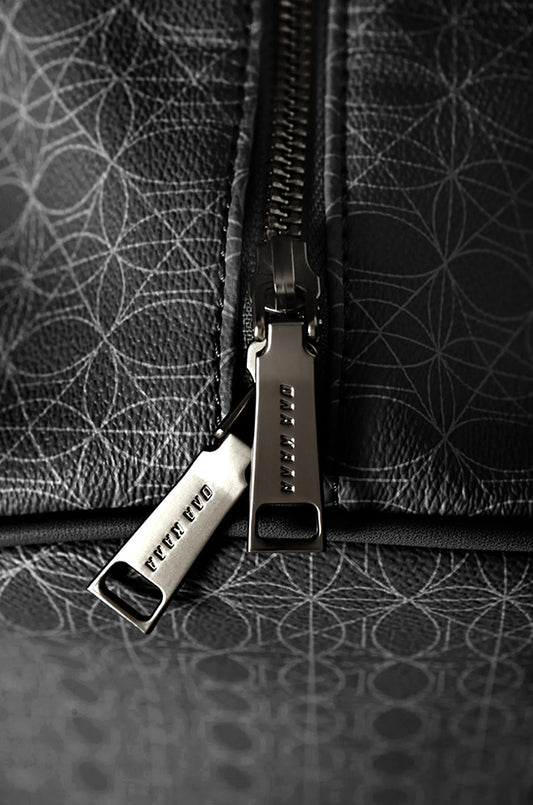 CC Black Weekender Bag mit OLAKALA Metallreißverschluss und abnehmbarem Schulterriemen, zeigt den robusten Reißverschluss auf einer schwarzen Tasche.