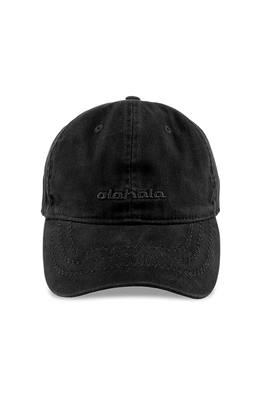 CC Cap All Black mit gesticktem OLAKALA Logo, einstellbar mit Metallclip hinten. Einheitsgröße.