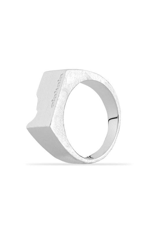 E.O.I Brushed Statement Ring mit quadratischem Design, versilbertem Finish und eingraviertem OLA KALA Logo, im „zerstörtem“ Look.