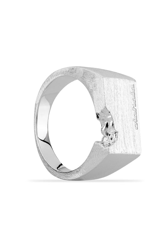 E.O.I Brushed Statement Ring: Silberner Siegelring im „zerstörtem“ Look mit eingraviertem OLA KALA Logo und zentralem Loch.