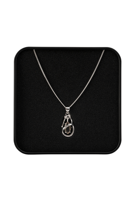 Core Protector Chain Silver: Silver necklace with synthetic zultanite gemstone in black case, chain length 44 cm, engraved logo visible.