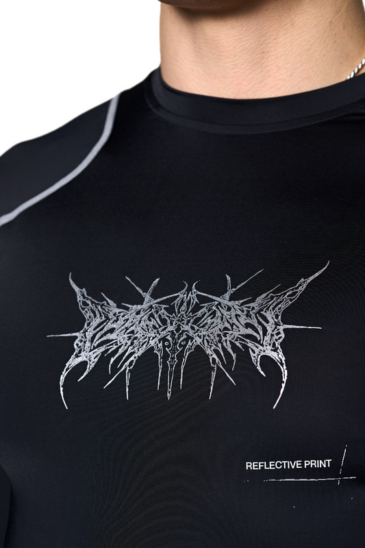 Anatomy Tech Longsleeve mit reflektierendem Defect Identity Druck und Ziernähten, enganliegende Passform, unisex Design, Nahaufnahme des Halsbereichs.