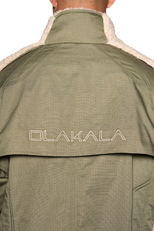 Rückansicht der Distorted Teddy Jacket mit gesticktem OLAKALA-Logo, elastischen Bündchen und Paspeln, im Oversized Unisex-Design.