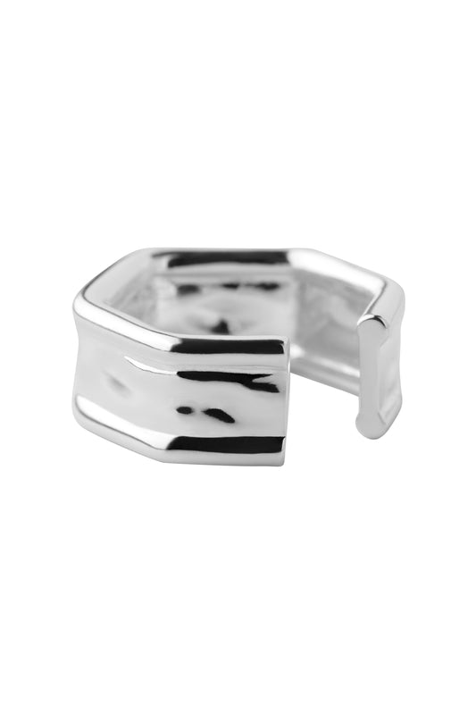 Toast-Clip Earcuff Silver: Silberner Ohrclip in Form eines Brotverschlusses, sechseckiges Design, offen und anpassbar durch Biegung, mit eingraviertem Logo.