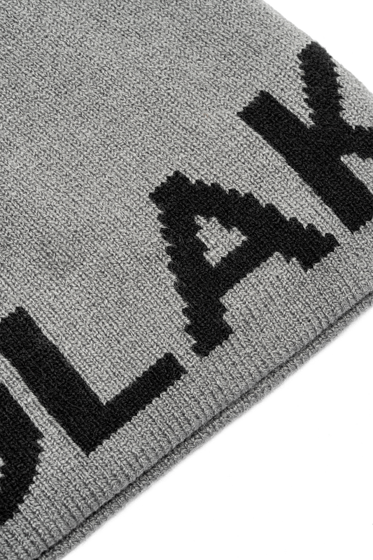 Graues Light Logo Beanie mit eingestricktem schwarzen Blockschriftzug, zeigt Nahaufnahme des Strickmusters und der gerippten Struktur.