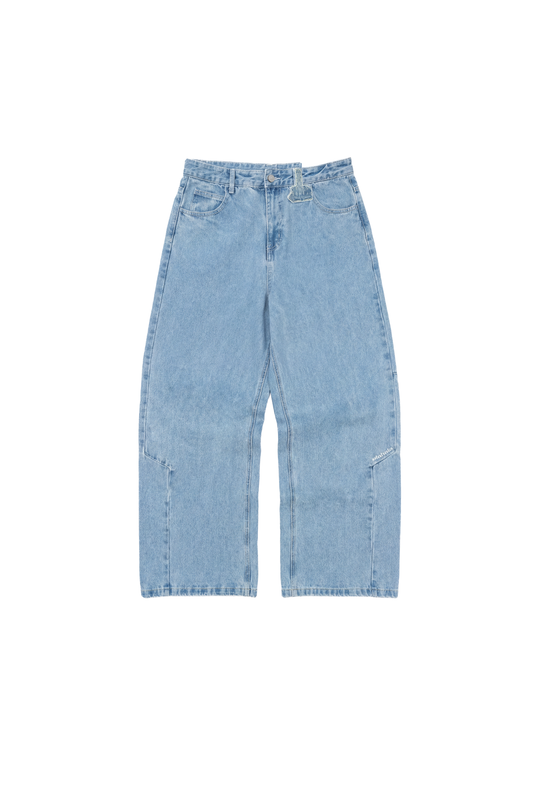 CC Blue Loose Fit Denim Pants mit asymmetrischem Design, versetztem Bund und dynamischen Nähten, zeigt OLAKALA-Logo und „Mittelfinger“-Patch auf hochwertigem 14 oz Denim.