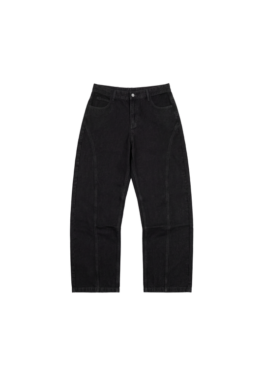 Schwarze CC Core Denim Pants in lockerer Passform, 5-Pocket-Design mit robustem Mischgewebe und OLAKALA PU-Patch, auf weißem Hintergrund flach präsentiert.
