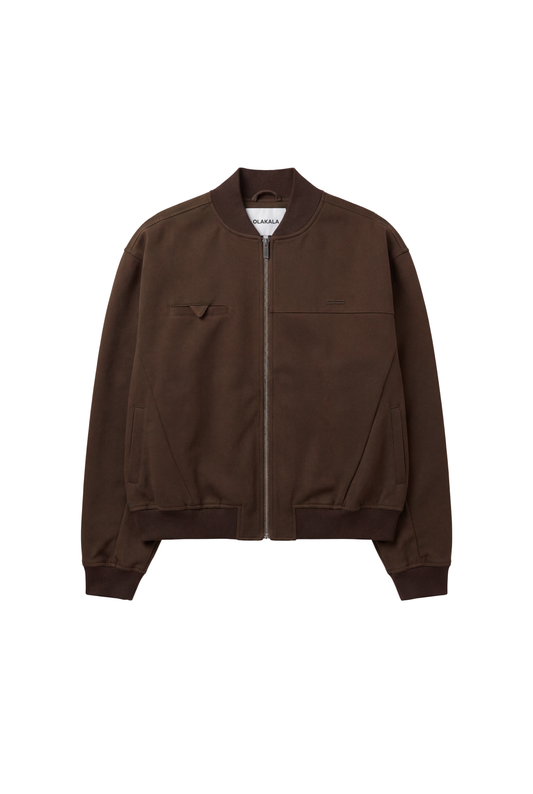 Exquisite Bomber Jacket Brown mit geripptem Kragen, Brusttasche, seitlichen Taschen und modernem Schnitt, betont durch Abnäher und OLAKALA Icon-Detail.