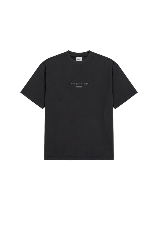 Heart T-Shirt Black in lockerem Schnitt mit Braille-inspiriertem Print auf der Brust und kleinem Logo darunter, aus weichem, schwerem Baumwollmaterial für maximalen Komfort.