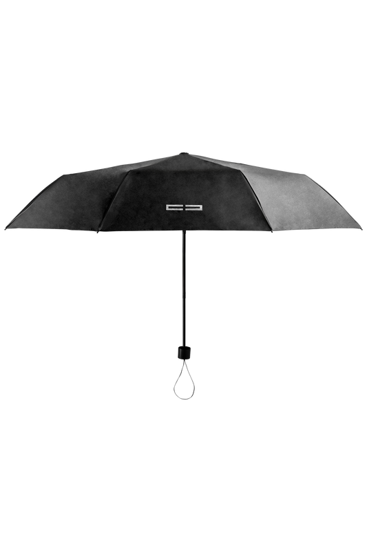Schwarzer CC Core Regenschirm mit silbernem Logo, elegantes Design, ideal für regnerische Tage. Perfektes Accessoire aus dem offiziellen OLAKALA® Onlineshop.