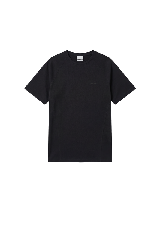 Terra Base Layer T-Shirt Black: Schwarzes, kurzärmeliges Crew-Neck-Shirt mit OLAKALA-Etikett. Leicht, atmungsaktiv, nahtarm, ideal für Schichtsysteme.