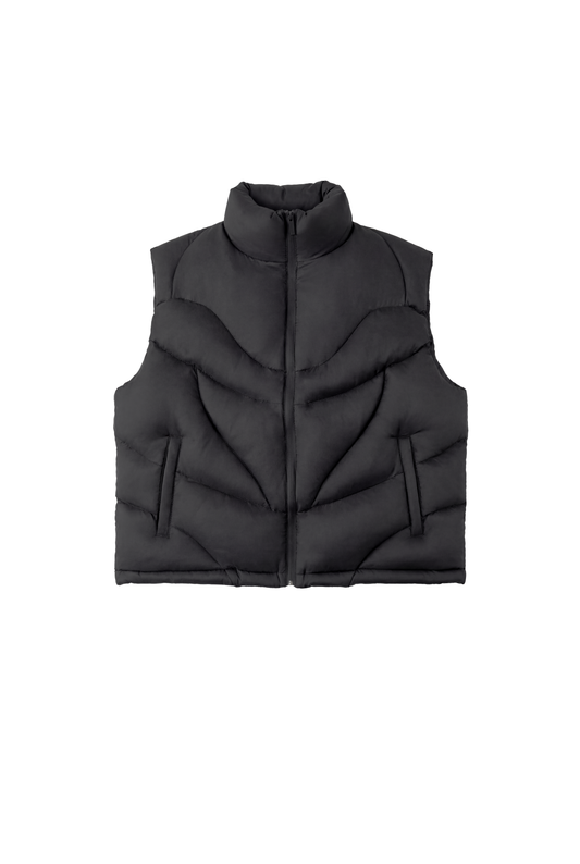 Void Puffer Vest: Schwarze, ärmellose, gesteppte Weste mit hohem Kragen, Frontreißverschluss, seitlichen Taschen und verstellbarem Saum für individuelle Passform und Wärme.