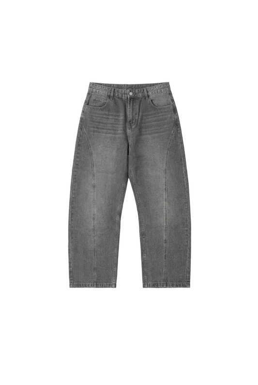 CC Core Denim Pants in Grau, klassische 5-Pocket-Jeans, lockerer Schnitt, markante Nähte, versetzte Seitennähte, asymmetrische Gesäßtaschen, gebrandeter Knopf, dezentes PU-Patch.