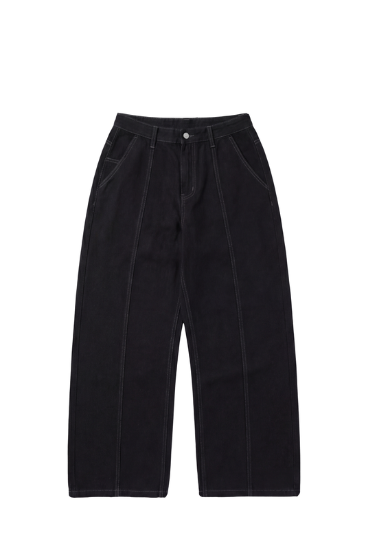 Schwarze Raw Denim Pants mit hoher Taille, breiten Beinen, französischen Taschen, markanten Nähten und dezenter Stickerei, ideal für einen lässig-strukturierten Look.