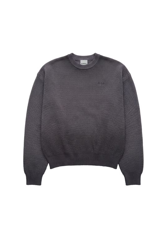 Void Knit Sweater Dark Gray: Texturierte Strickoberfläche mit gerippten Abschlüssen und langen Ärmeln, verkörpert progressive Ästhetik und modernes Design durch seine cropped, boxy Form.