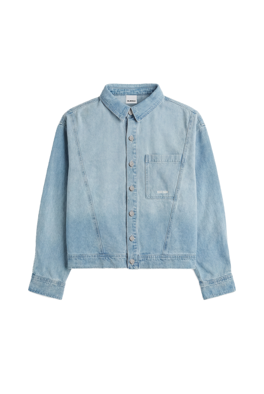 0asis Denim Overshirt Blue mit klassischem Kragen, Knopfleiste, Brusttasche und geprägtem OLAKALA-Patch. Boxy-Schnitt und Teilungsnähte für strukturierte Optik.