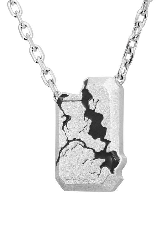 Gem Necklace Black, ein silbernes Collier mit mittigem Riss, verstellbarer Kette, 49 cm Länge, aus 925 Sterling Silber, im einzigartigen zerstörten Look.