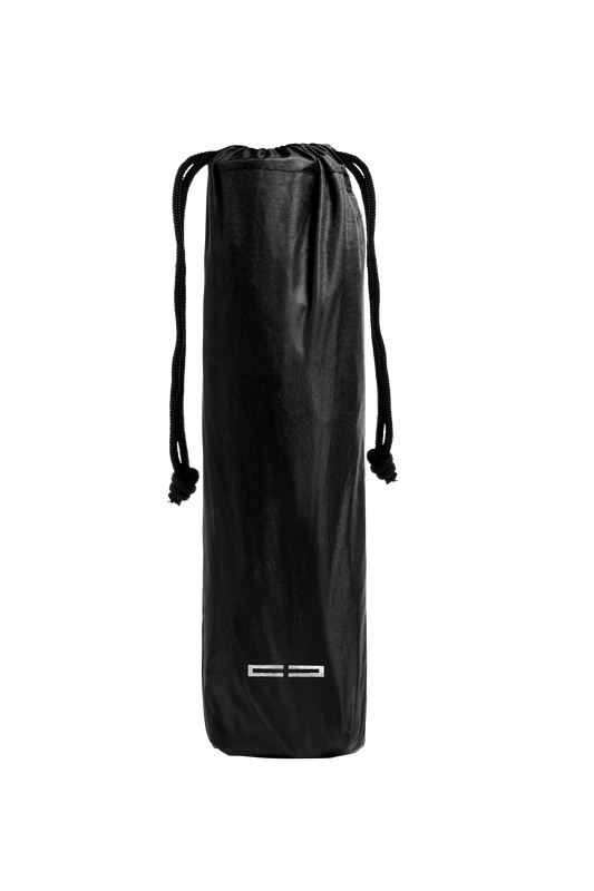 CC Core Umbrella: Schwarze Tasche mit Schnur, ideal für den Alltag, präsentiert von OLAKALA. Perfekt als stilvolles, praktisches Accessoire für unterwegs.