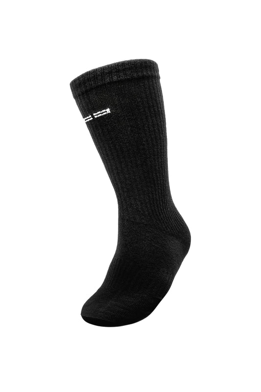 Einzelne schwarze Mid-Calf-Linen Socke mit geripptem Strickmuster, kleiner weißer Streifen am Bündchen und gesticktem OLAKALA-Logo auf der Vorderseite.