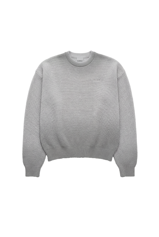 Void Knit Sweater Light Gray: Grauer Strickpullover mit strukturierter Oberfläche, cropped und boxy Form, gerippten Abschlüssen, verkörpert moderne Ästhetik.