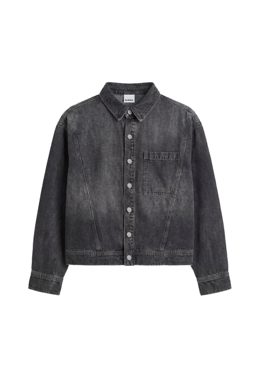 0asis Denim Overshirt Black: Unisex Overshirt aus weichem Denim mit klassischem Kragen, Knopfleiste, Brusttasche, geprägtem OLAKALA-Patch und Logo-Stickerei auf der Brust.