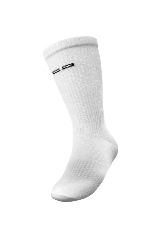 Einzelne weiße Leinen-Socke mit gesticktem OLAKALA-Logo oben, präsentiert auf weißem Hintergrund.