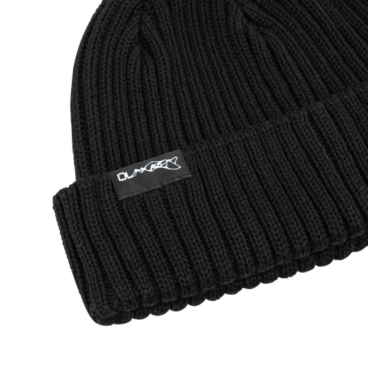 Alien Intel Beanie Black mit gewebtem OLAKALA-Label im gerippten Fisherman-Stil. Einheitsgröße, schwarzer Stoff mit Logo auf dem Umschlag.