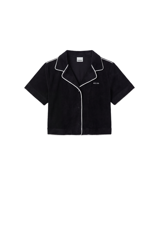 Terry Shirt Black Cropped aus weichem Frottee; schwarz mit weißer Paspelierung, kurzer Schnitt, Knopfleiste, Notch-Kragen, Logo-Stickerei auf linker Brust.