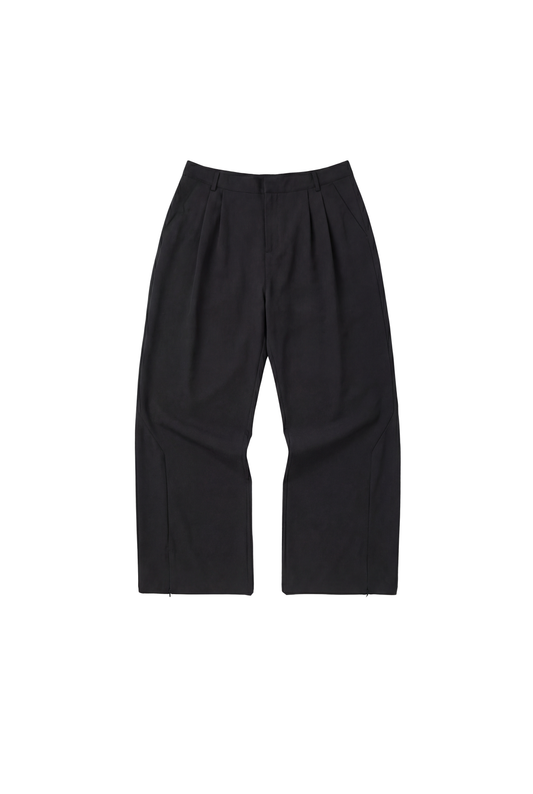 Exquisite Tech Pants Black: Hochgeschnittene, weite Hose mit Bundfalten, asymmetrischen Taschen und OLAKALA-Icon, robustes Material bietet Komfort und Langlebigkeit.