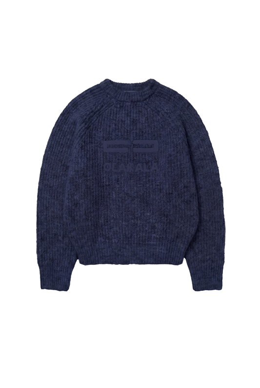 Fuzzy Knit Sweater Navy Blue mit grober Strickstruktur, kurzem, kastigem Schnitt und großem Logo auf der Brust. Perfekt für Komfort und stilvolles Statement.