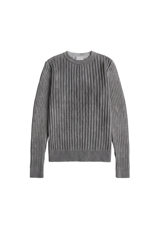 Void Knit Longsleeve: Grauer Pullover mit vertikaler Rippenstruktur, langen Ärmeln und Rundhalsausschnitt, ideal für Layering oder als zentrales Outfit-Element.
