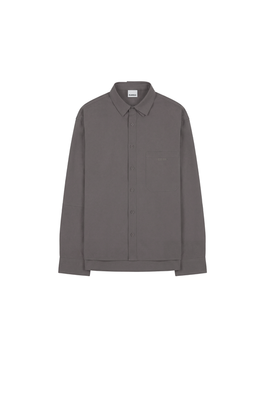 Exquisite Tech Shirt Gray: Langarmhemd mit klassischem Kragen, Knopfleiste, linker Brusttasche mit OLAKALA-Stickerei, abgerundetem Saum und Falten für Bewegungsfreiheit.